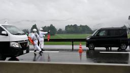 　逆走車の停止手順を確認する警察官＝２３日午前、福井県大野市