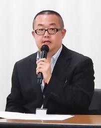 　要請書を日弁連に提出後、記者会見する全法労協の山谷和大議長＝２３日午後、厚労省