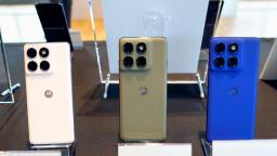 　モトローラ・モビリティの新型スマートフォン＝２３日午後、東京都千代田区