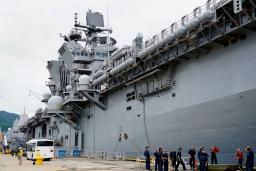 　米海軍佐世保基地に配備された強襲揚陸艦「トリポリ」＝２３日午後、長崎県・佐世保港