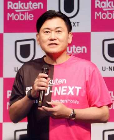 　記者会見する楽天モバイルの三木谷浩史会長＝２３日午後、東京都渋谷区