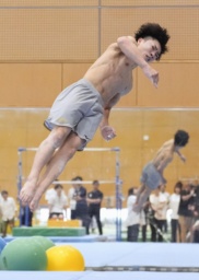 　強化合宿で練習する岡慎之助＝味の素ナショナルトレーニングセンター