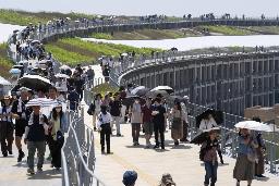 　大阪・関西万博の大屋根リングを散策する来場者＝１９日、大阪市此花区の夢洲