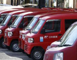 　郵便局に並ぶ軽バン＝５日、東京都港区