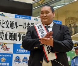 　中堺署の一日署長に就任した元横綱照ノ富士の伊勢ケ浜親方＝２４日午後、堺市中区