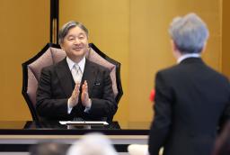 　第８１回日本芸術院賞の授賞式に出席された天皇陛下＝２４日午前、東京都台東区（代表撮影）