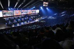 　札幌市の大和ハウスプレミストドームで開かれたｅスポーツの世界大会の決勝＝２月