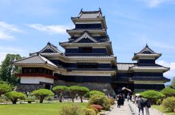 　木造建築の国宝・松本城＝２１日、長野県松本市