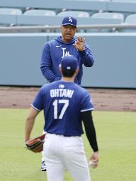 　大谷（手前）と話をするドジャースのロバーツ監督＝４月、ロサンゼルス