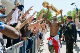 　トロフィーを掲げてファンと喜ぶサンダーのギルジャスアレクサンダー＝２４日、オクラホマシティー（ＵＳＡトゥデーＮＥＴＷＯＲＫ・ロイター＝共同）