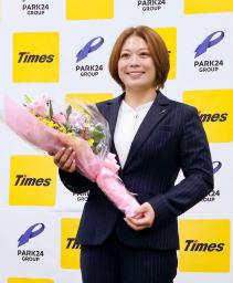 　現役引退の記者会見後、笑顔で写真に納まる柔道女子の堀川恵＝２５日、東京都内
