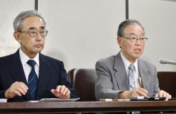 　要望書を提出後、記者会見する被害者団体「にじの会」の渡辺保代表。左は「つなぐ会」の寺田真治代表理事＝２５日午後、東京・霞が関の司法記者クラブ