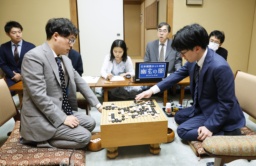 　囲碁の第５０期碁聖戦第１局で井山裕太碁聖（左）に先勝し、対局を振り返る芝野虎丸十段＝２５日午後、東京都千代田区の日本棋院