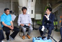 　石川県輪島市の復興状況を視察し、農家らと意見交換する小泉農相（右）＝２５日午後