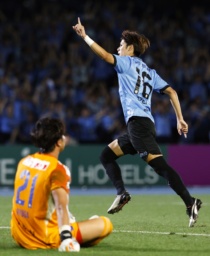 　川崎―新潟　試合終了間際、チーム３点目のゴールを決め、駆け出す川崎・大関。ＧＫ田代＝Ｕ等々力