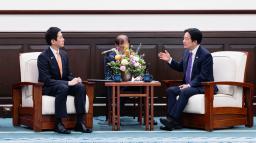 　２５日、台北で会談する台湾の頼清徳総統（右）と小林鷹之元経済安保相（総統府提供・共同）