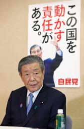 　自民党本部で記者の質問に答える森山幹事長＝２６日、東京・永田町