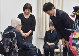 　亡き妻が不妊手術を強制された被害者だった小林宝二さん（左）に謝罪する兵庫県の斎藤元彦知事＝２６日午後、神戸市中央区
