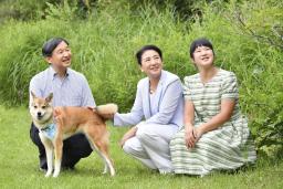 　栃木県の那須御用邸内を犬の「由莉」と一緒に散策される天皇、皇后両陛下と長女愛子さま＝２０１９年８月