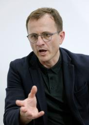 　インタビューに応じるウクライナ西部リビウ市のセルヒー・キラル副市長