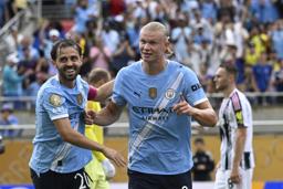 　クラブＷ杯１次リーグ、ユベントス戦でゴールを決め、喜ぶマンチェスター・シティーのハーランド（右）＝２６日、米フロリダ州オーランド（ＡＰ＝共同）