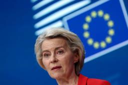 　２６日、ブリュッセルで記者会見するフォンデアライエン欧州委員長（ロイター＝共同）