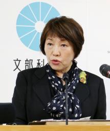 　閣議後に記者会見する阿部文科相＝２７日午前、文科省