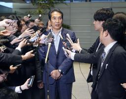 　記者団の取材に応じる江藤拓農相（当時）＝５月１９日