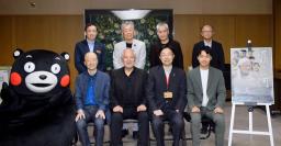 　映画のＰＲのため、熊本県の木村敬知事（前列右から２人目）を訪れた関係者ら＝２７日午後、熊本県庁