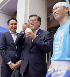 　ヨーグルトを使ったかき氷を試食する熊谷市の小林哲也市長（中央）ら＝２７日午後、埼玉県熊谷市