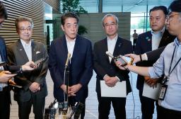 　石破首相と面会後、取材に応じる原子力発電関係団体協議会会長の中村時広愛媛県知事（左から２人目）ら＝２７日午後、首相官邸