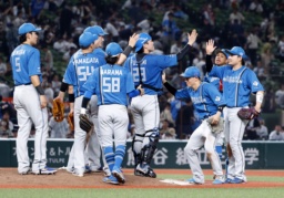 　西武に勝利し、タッチを交わす日本ハムナイン＝ベルーナドーム