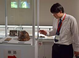 　展示品について説明する「北九州市平和のまちミュージアム」の小倉徳彦学芸員＝５月、北九州市小倉北区