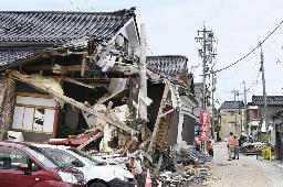 　能登半島地震で損壊した家屋＝昨年５月、石川県輪島市