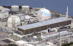 　九州電力玄海原発の（右から）３号機と４号機＝昨年４月、佐賀県玄海町