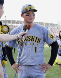 　ヒーローインタビューに答える阪神・森下＝神宮
