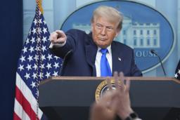 　２７日、米ホワイトハウスで記者会見するトランプ大統領（ＡＰ＝共同）