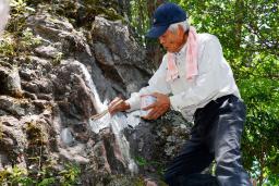 　「御巣鷹の尾根」で「×岩」の印を塗り直す黒沢完一さん＝２８日午前、群馬県上野村
