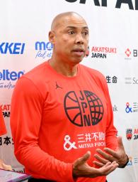 　取材に応じるバスケットボール女子日本代表のゲインズ新監督＝２８日、東京都内