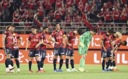 　岡山に敗れ、肩を落とす鹿島イレブン＝カシマ