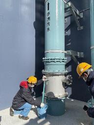 　万博会場周辺の下水で感染症調査をする作業員ら＝１月、大阪市（大阪健康安全基盤研究所提供）