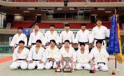 　柔道の全日本学生優勝大会男子で優勝し、記念写真に納まる日大の選手たち＝日本武道館