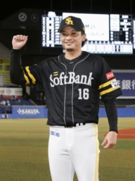 　ヒーローインタビューを終え、ポーズをとるソフトバンク・東浜＝ＺＯＺＯマリン
