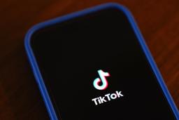 　ｉＰｈｏｎｅ（アイフォーン）に表示されたＴｉｋＴｏｋ（ティックトック）のロゴ＝１月１７日（ＡＰ＝共同）