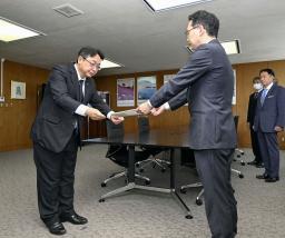 　国交省北海道運輸局の井上健二局長（右）に改善措置の進捗状況をまとめた報告書を提出するＪＲ北海道の綿貫泰之社長＝３０日午前、札幌市