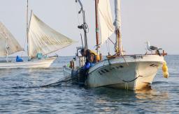 　ホッカイエビ漁が始まり、打瀬船で網を引く漁師＝３０日早朝、北海道別海町の野付湾