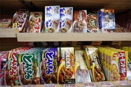 　スーパーの食品売り場に並ぶカレールーなど＝東京都練馬区の「アキダイ」関町本店