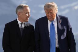 　トランプ米大統領（右）と話すカナダのカーニー首相＝１６日、カナダ西部カナナスキス（ＡＰ＝共同）