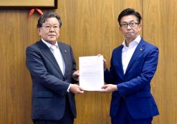 　三重県桑名市役所で、答申書を伊藤徳宇市長（右）に手渡す森川仁委員長＝３０日午前