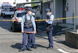 　女性の遺体が見つかった集合住宅の前に立つ警察官＝３０日、愛知県豊田市